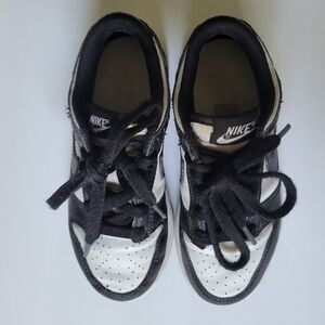 Nike Black and White Sneakers Classic Low-Top Design